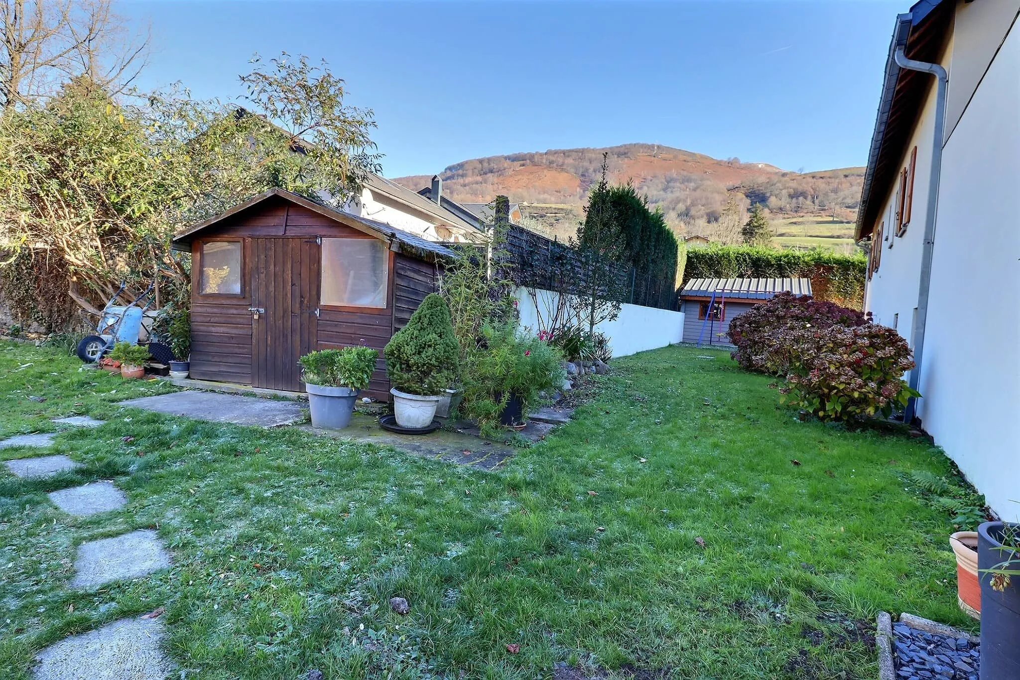Cour arrière et abri de jardin - gîte Sarrancolin